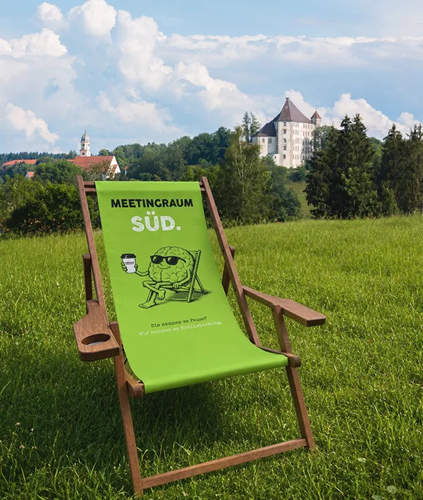 Liegestuhl auf der Wiese Liegestuhl auf der Wiese
